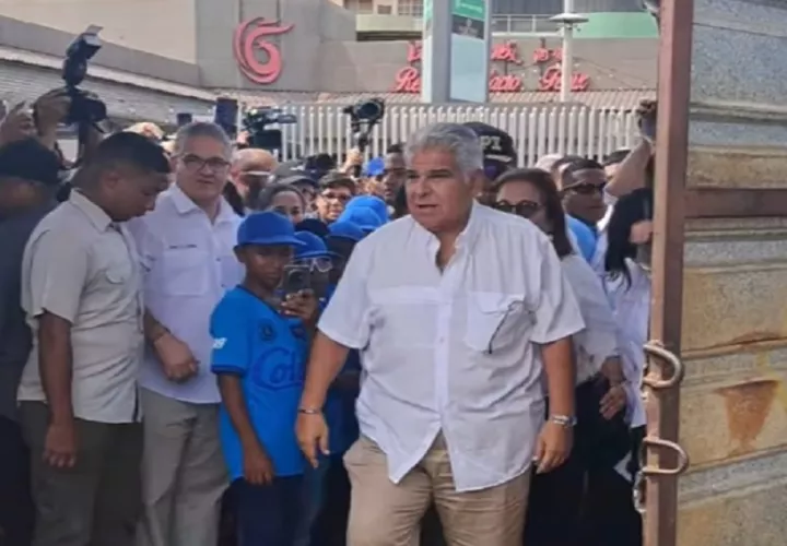 El mandatario José Raúl Mulino a su llegada al Mariano Bula. Foto: Diomedes Sánchez