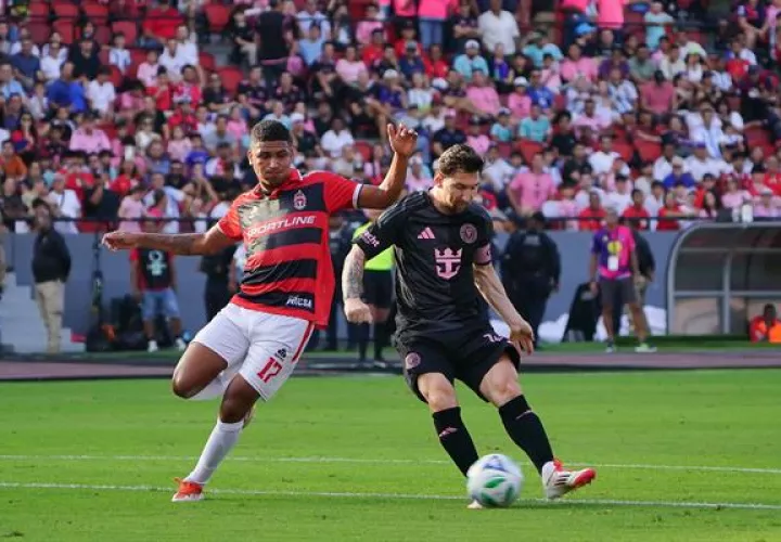Ángel Joriel Valencia (i) de San Miguelito disputa un balón con Lionel Messi de Inter Miami . Foto:EFE