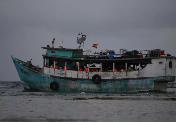 Embarcación con migrantes partiendo desde Palenque. Foto: EFE