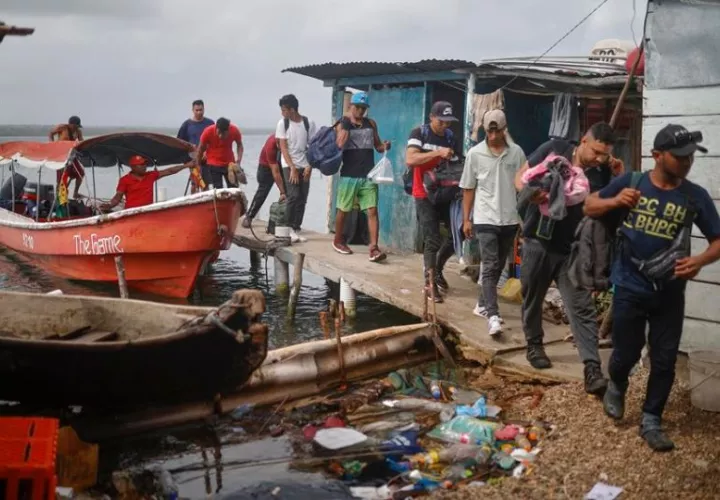 Migrantes venezolanos y colombianos llegan a la isla Gardi Sugdub. Foto: EFE