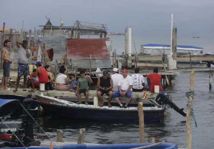 Migrantes venezolanos provenientes de México esperan para abordar una embarcación en la Isla Gardi Sugdub. Foto: EFE