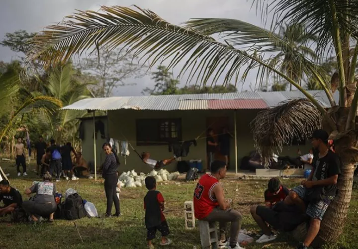 Migrantes descansan en un refugio improvisado este sábado, en la comarca Guna Yala, en Puerto de Cartí (Panamá). EFE/ Bienvenido Velasco