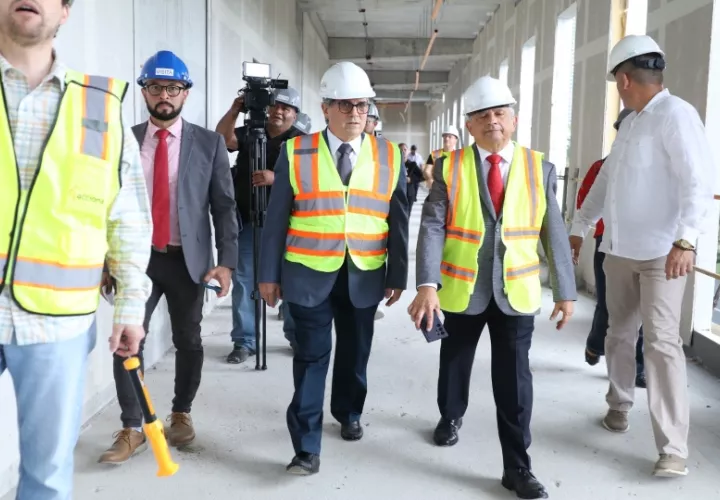 Recorren la obra en construcción. Foto: Cortesía. 