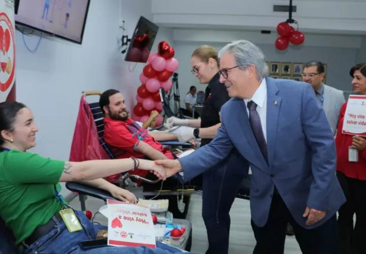 Fernando Boyd Galindo, titular de Salud, en la jornada de donación de sangre. Foto: Cortesía