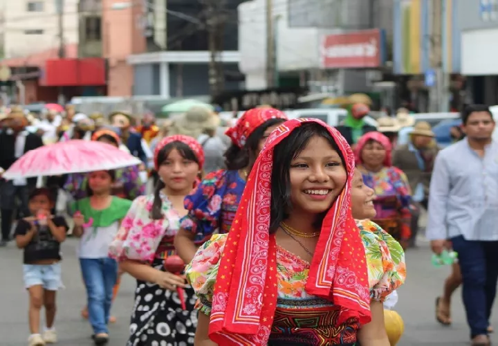 En medio de este desfile de las Mil Molas, se premiará a las cinco mejores delegaciones.