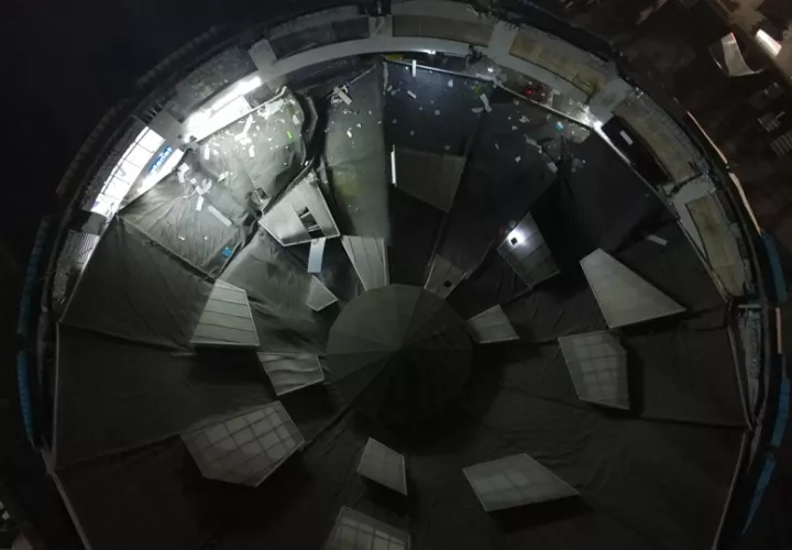 Fotografía aérea que muestra el techo de un centro comercial que  colapsó este sábado, en Trujillo (Perú). Foto: EFE
