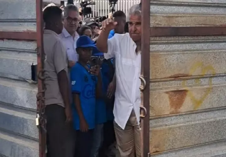 El mandatario que se trasladó a la ciudad atlántica, ingresó empujando la puerta hacia el interior de la obra inconclusa, la cual dijo que era la puerta de la desidia. Foto. Diómedes Sánchez