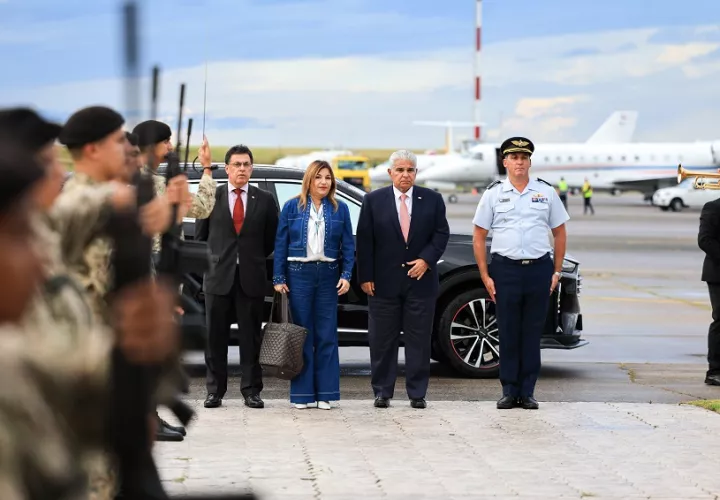 Momento del saludo protocolar al presidente panameño, tras su llegada a la capital uruguaya. Foto: Cortesía Presidencia