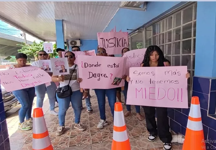 Los familiares de Dayra Caicedo se mantuvieron a las afueras del SPA portando pancartas y gritando: “Dayra no se fue, ellos se la llevaron” y “No estamos todas, nos falta Dayra”. Foto. Eric Montenegro