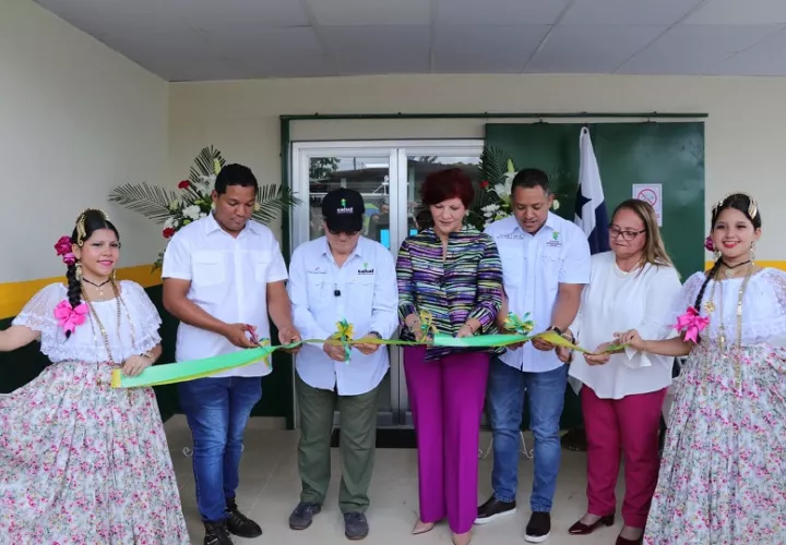 Autoridades de La Chorrera y el Minsa participaron en el corte de cinta. Foto. Cortesía. Minsa