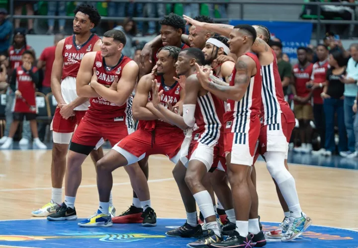 Los jugadores de Panamá celebran este viernes, en un partido de fase de grupos para la clasificación a Americup FIBA 2025. Foto: EFE/ Eliécer Aizprúa