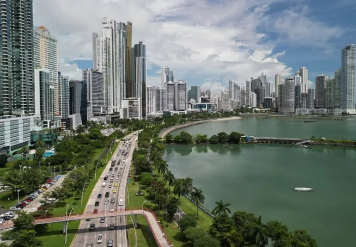 La economía de Panamá creció un 10,8 % en 2022 y un 15,3 % en 2021, dejando atrás la debacle por la pandemia, que derrumbó en 2020 el PIB en un 17,9 %. EFE
