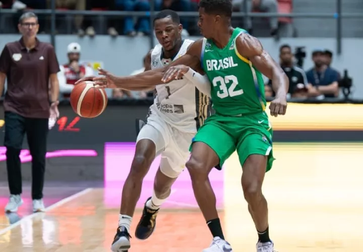 Iverson Molinar  de Panamá (izq.) disputa el balón con Georginho De Paula de Brasil. Foto: EFE