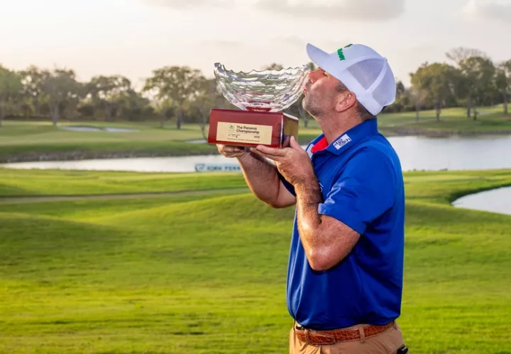 Josh Teater, con su copa de campeón  del Panamá Championship 2025. Foto: Cortesía/ Alberto Vergara