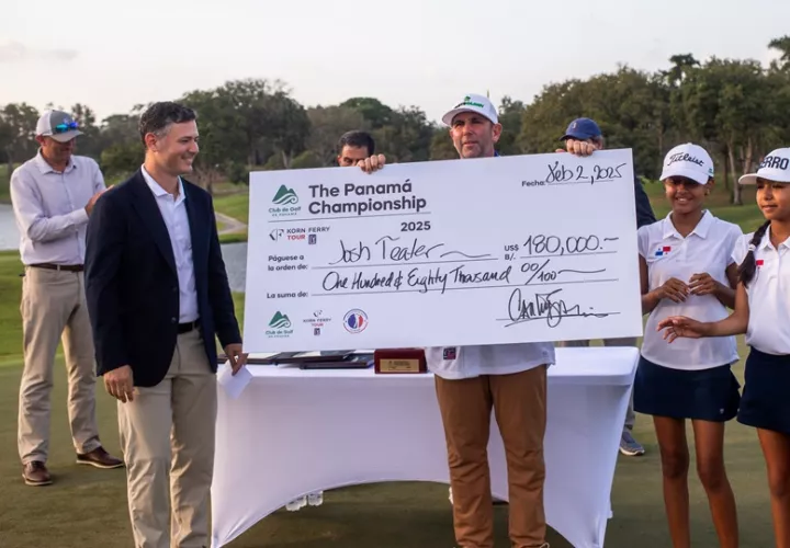 Josh Teater, con su cheque de campeón  del Panamá Championship 2025. Foto: Cortesía/ Alberto Vergara