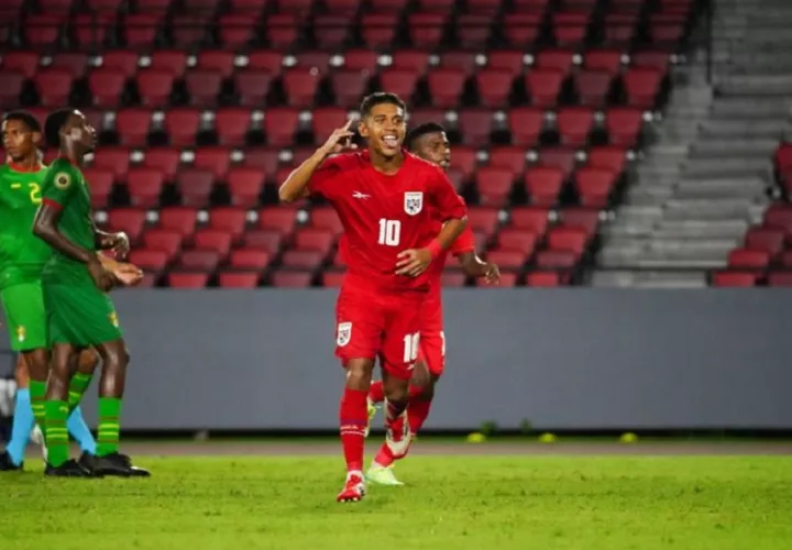Adrián Olivardía (10), de Panamá, festeja su gol contra Granada. Foto: FPF