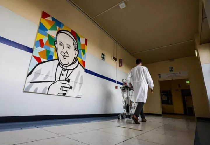 Un médico pasa junto a un mural que representa al Papa Francisco dentro del Hospital Gemelli, donde está hospitalizado, en Roma, Italia, 28 de febrero de 2025. EFE