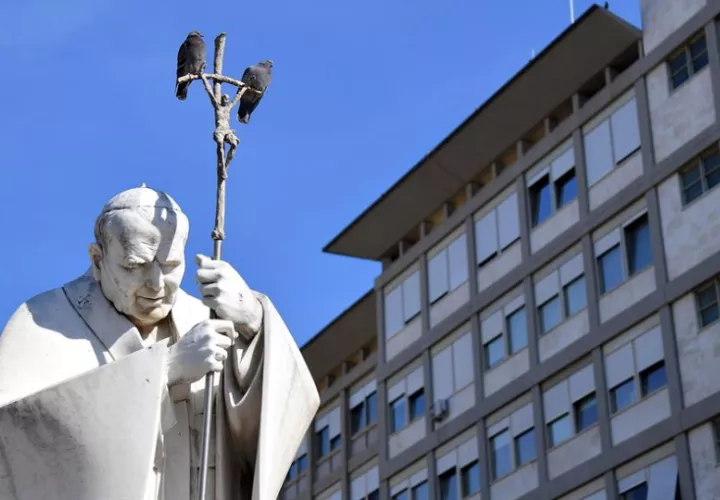 La estatua de Juan Pablo II ante el hospital Gemelli. Foto: EFE / EPA / Fabio Cimaglia