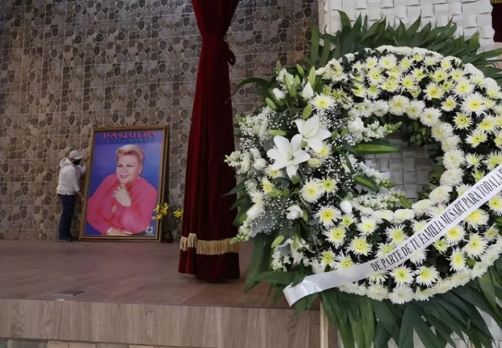 Un hombre sostiene un cuadro durante los preparativos para un homenaje póstumo a la cantante mexicana Paquita la del Barrio este martes, en Ciudad de México (México). EFE