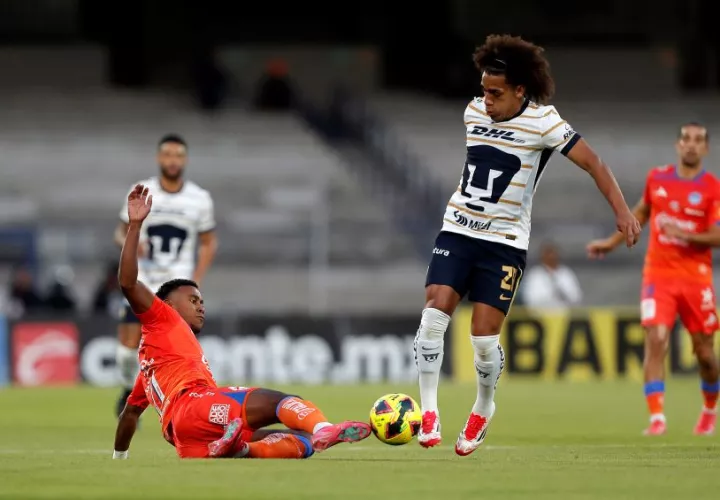  Adalberto Carrasquilla,  de Pumas (der.) y Bárcenas, de Mazatlán. Foto: EFE