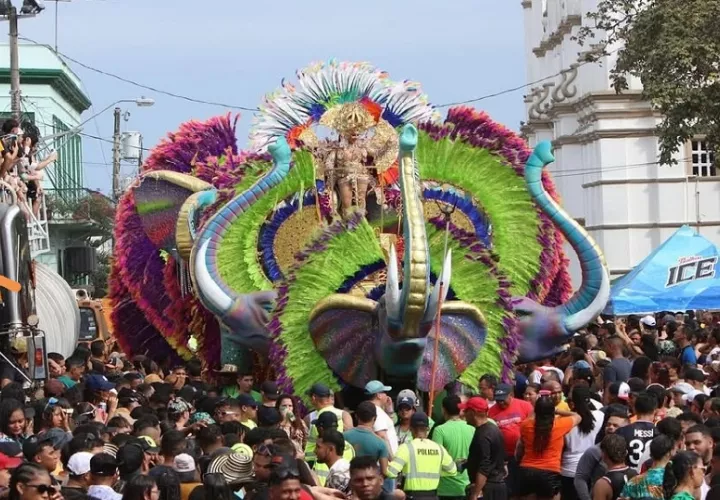 En las calles se vive un gran ambiente de fiesta, durante las clásicas mojaderas. FOTOS/THAYS DOMÍNGUEZ