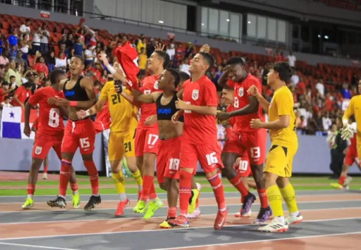 Jugadores del equipo Sub-17 de Panamá, festejan su clasificación a Catar 2025. Foto: FPF