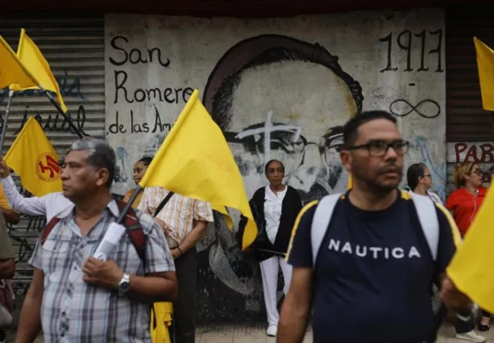 Personas participan en una marcha este jueves, en Ciudad de Panamá. Foto: EFE