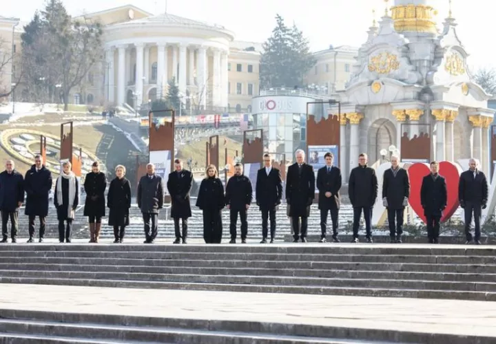 El presidente de Ucrania, Volodímir Zelenski, rindió homenaje a los soldados ucranianos caídos en la guerra con Rusia. Foto: EFE