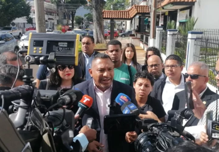  Defensoría de los Derechos de los Universitarios, presentó una denuncia ante el Ministerio Público. Foto: Cortesía