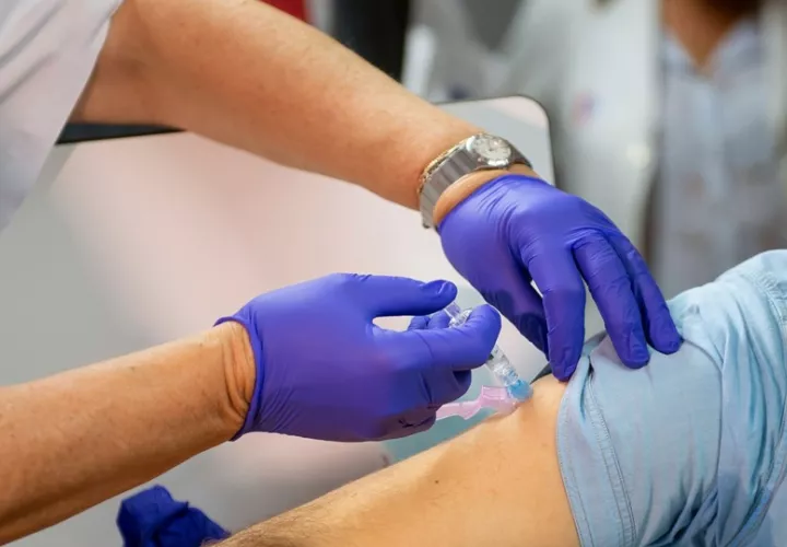 Las vacunas administradas se personalizaron para reconocer el cáncer individual del paciente. Foto: EFE