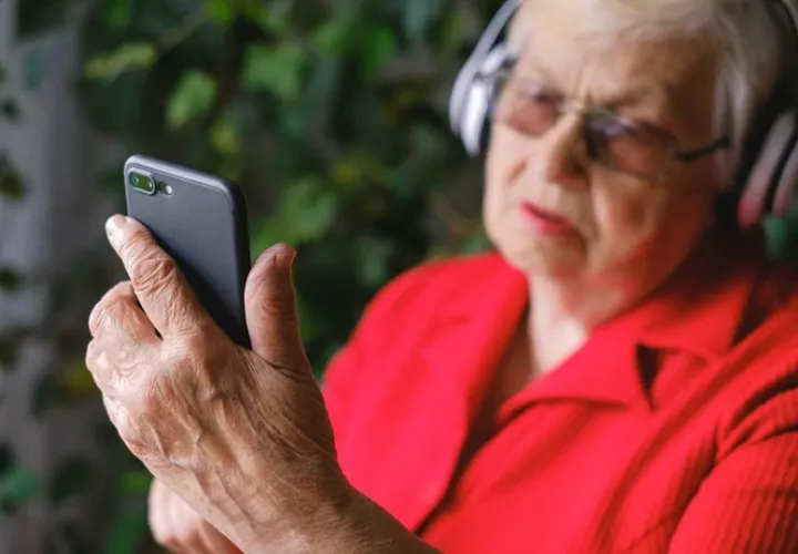 Educar tanto a pequeños como a adultos y ancianos en ciberseguridad es clave para prevenir ataques. Foto: Pexels