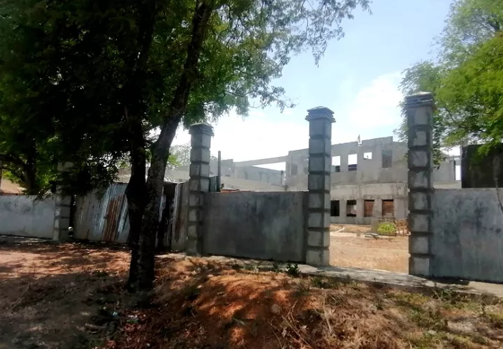 Otro caso relevante es el del colegio Secundario de Los Pozos, cuya construcción se retrasó por varios años. Foto. Thays Domínguez