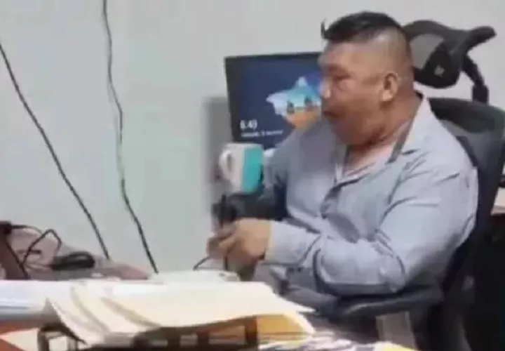 La actitud del funcionario desató una ola de críticas, y ante esta situación fue destituído. Foto. Redes Sociales
