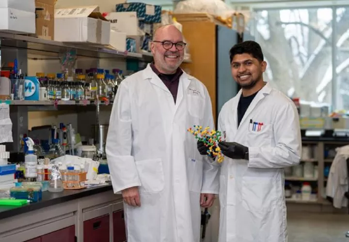 Los investigadores Gerry Wright y Manoj Jangra, de la Universidad McMaster, Canadá. EFE
