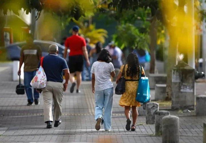 Mujeres caminan por la avenida Vía España en Ciudad de Panamá (Panamá). Foto: EFE / Bienvenido Velasco