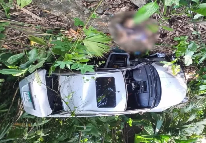 Una de las personas que viajaban en el automóvil falleció y las otras personas resultaron heridas por el impacto.