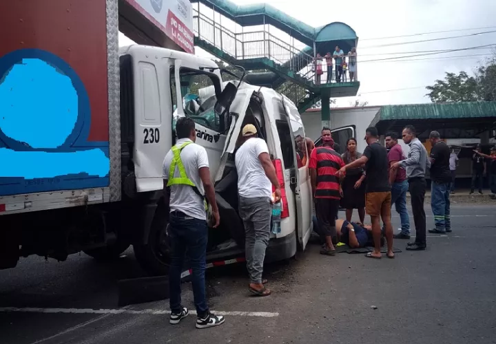 Las personas con fuertes dolores, fueron auxiliadas y colocadas fuera del transporte privado.