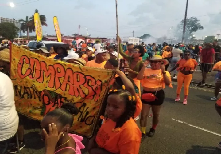 Las comparsas se tomaron algunas calles de Colón, para celebrar el Carnavalito. Foto. Diómedes Sánchez
