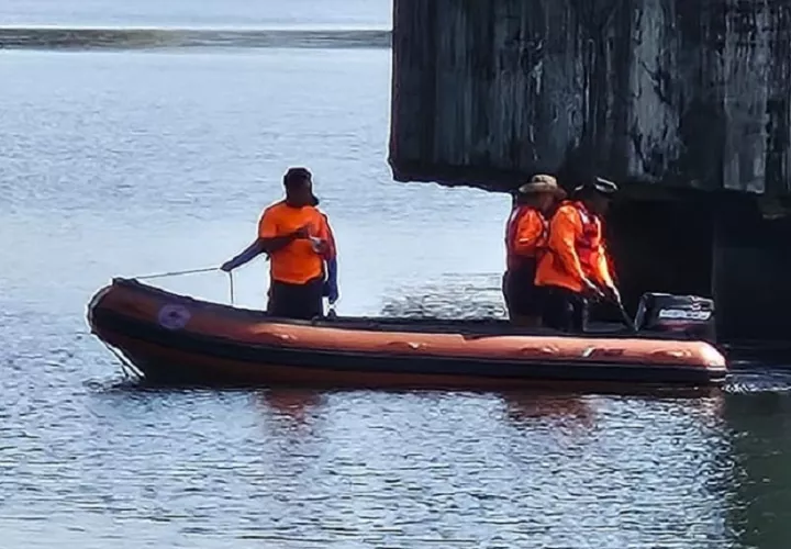 El Sinaproc desplegó equipos de buceo y rescate acuático, revisando sectores del lago y áreas circundantes. Foto. Sinaproc
