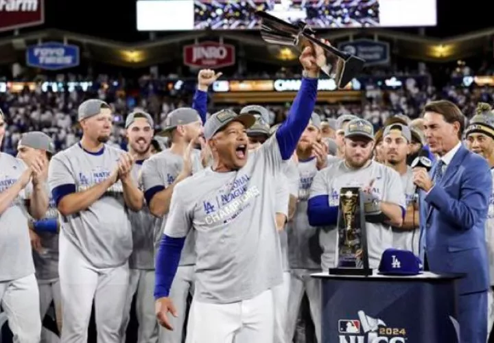 Dave Roberts, piloto de los Dodgers, festeja el título del banderín de la Liga Nacional en la temporada 2024. Foto: EFE. Foto: EFE