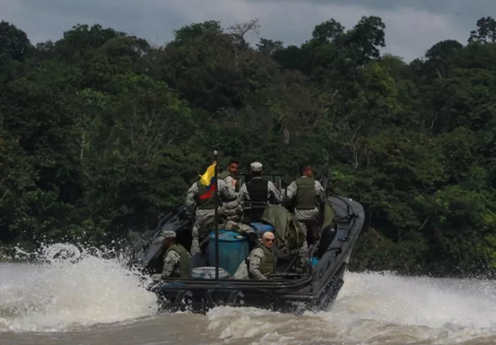 Fotografía de archivo en la que se registró a un grupo de infantes de marina de la Armada de Colombia al prestar guardia en el Pacífico colombiano. EFE/Ernesto Guzmán
