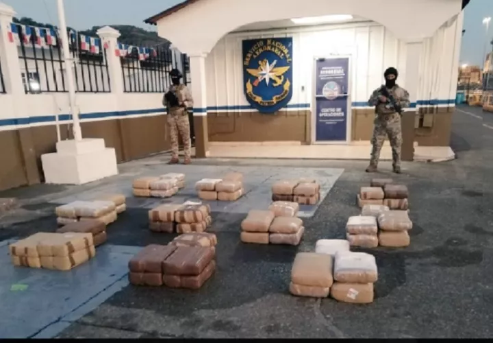  Los 11 bultos que contenían los paquetes de droga fueron recuperados del mar. Foto. Senan