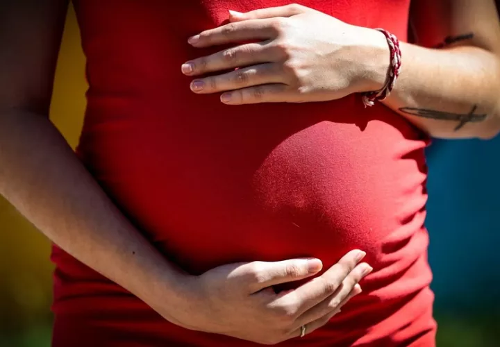 Tras el parto, muchas mujeres tienen problemas para acceder a un servicio de cuidados. Foto: EFE