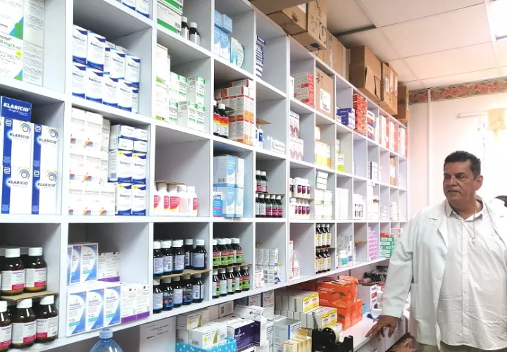 Además del ajuste en el horario, se logró un abastecimiento adecuado de medicamentos, garantizando que la farmacia cuente con los insumos necesarios para atender la demanda de la población. Foto. Thays Domínguez