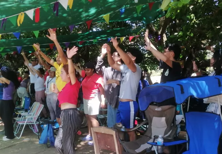 Durante el retiro, los jóvenes participan en talleres, reflexiones, actividades deportivas y educativas, mientras que este domingo fue un día especial, dedicado a la familia. Foto. Thays Domínguez