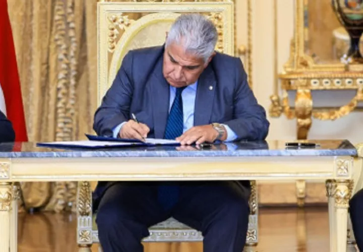 Presidente José Raúl Mulino firmando la sanción de una nueva ley. Foto: Archivo