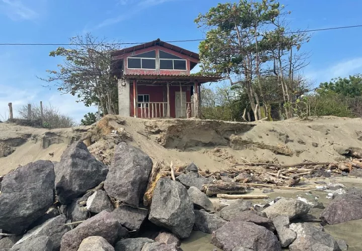 Las familias afectadas esperan una pronta respuesta, ya que la erosión costera sigue avanzando y amenaza con causar pérdidas irreparables en este sector turístico y residencial de la región.  Foto: Thays Domínguez