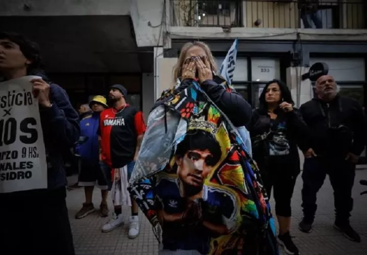 Simpatizantes de Diego Armando Maradona esperan frente a los tribunales de San Isidro. Foto: EFE/ Juan Ignacio Roncoroni