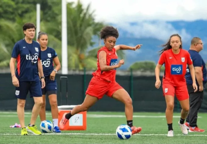 Marta Cox, remata al arco durante los entrenamientos. Foto: FPF