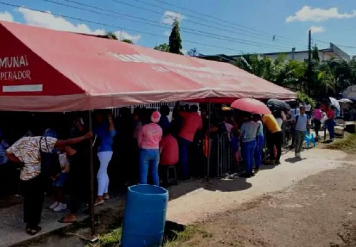 Matricular a los estudiantes requiere formar largas filas.